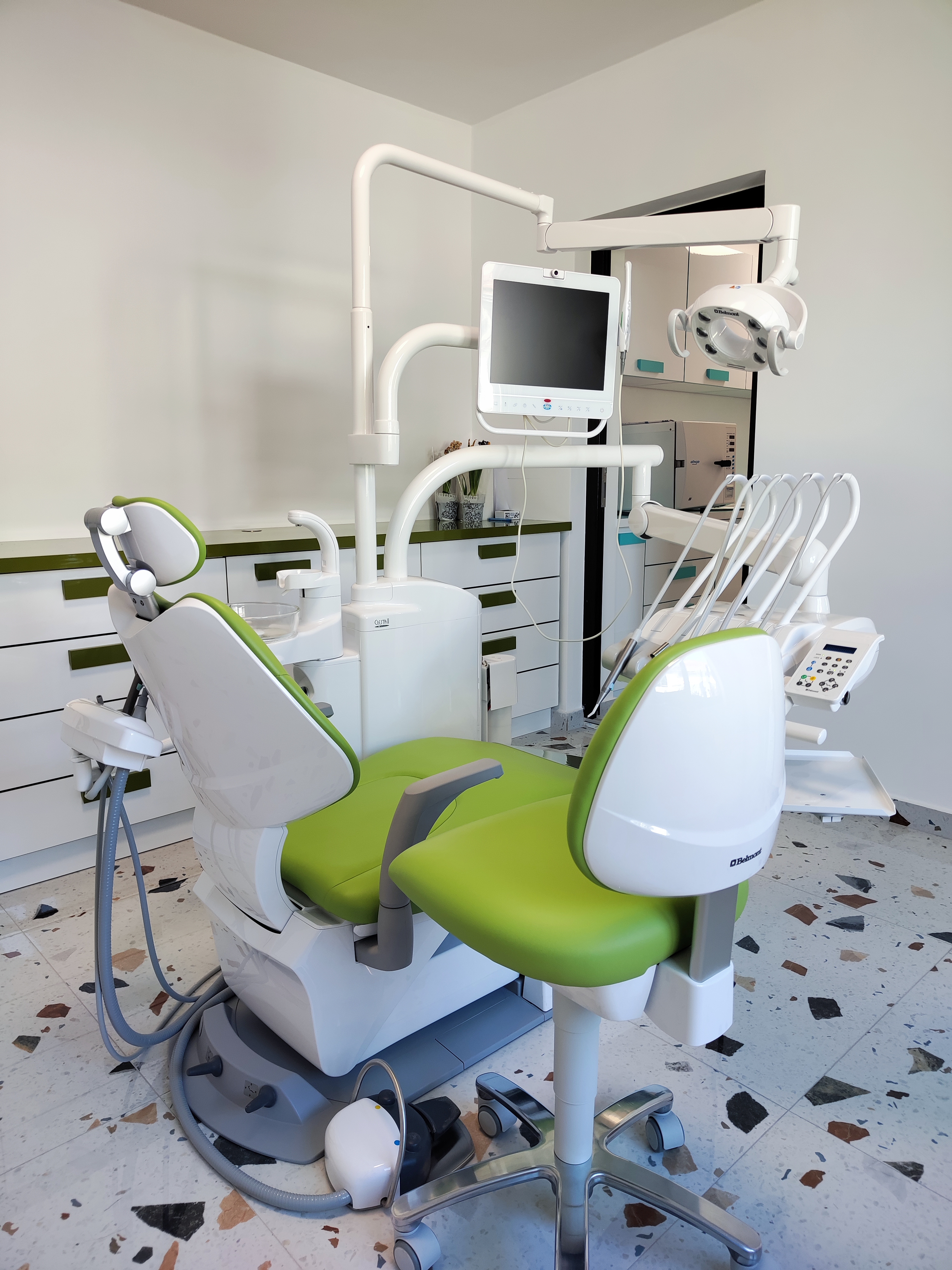 Pachet complet: 2 unituri dentare + 2 scaune medic + compresor – stare, Sector 6 - Bucuresti - imagine 1 - popic.ro